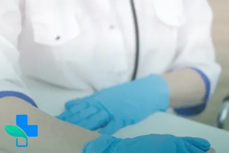 Мужчина держится за голову